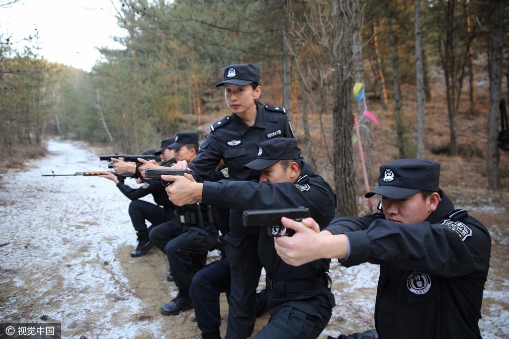 90后特警女教官 教男队员格斗和打枪