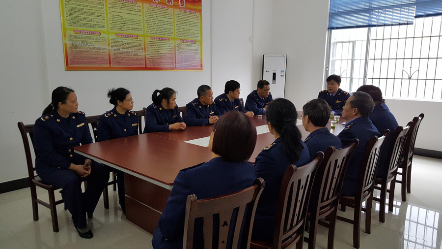 图为桂平市工商局党组书记,局长黄达泉到城区工商所宣读任职文件并