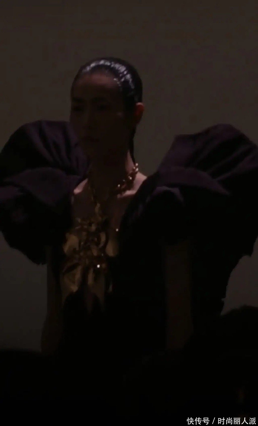 刘雯在巴黎放飞了？上半身只用两根带子遮体，瘦得肩骨凸出遭热议 - 360娱乐，你开心就好