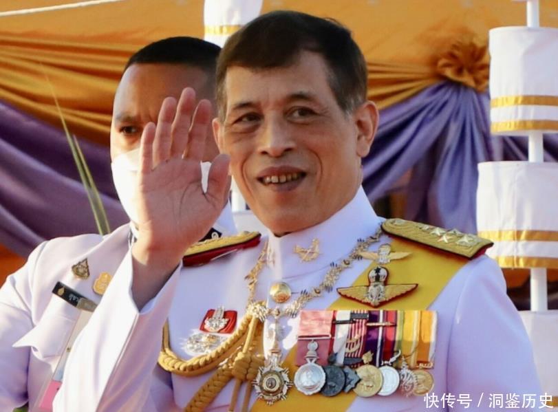 69岁泰王享受新恋情，出席公务时罕见大笑，提拉蓬起了大作用 - 360娱乐，你开心就好