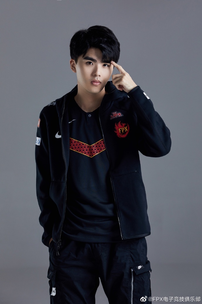 fpx帅气定妆照第二弹:金贡化身歌神 doinb带宠物出镜