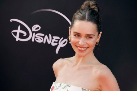 又见龙妈的微笑艾米莉亚克拉克亮相秘密入侵首映礼