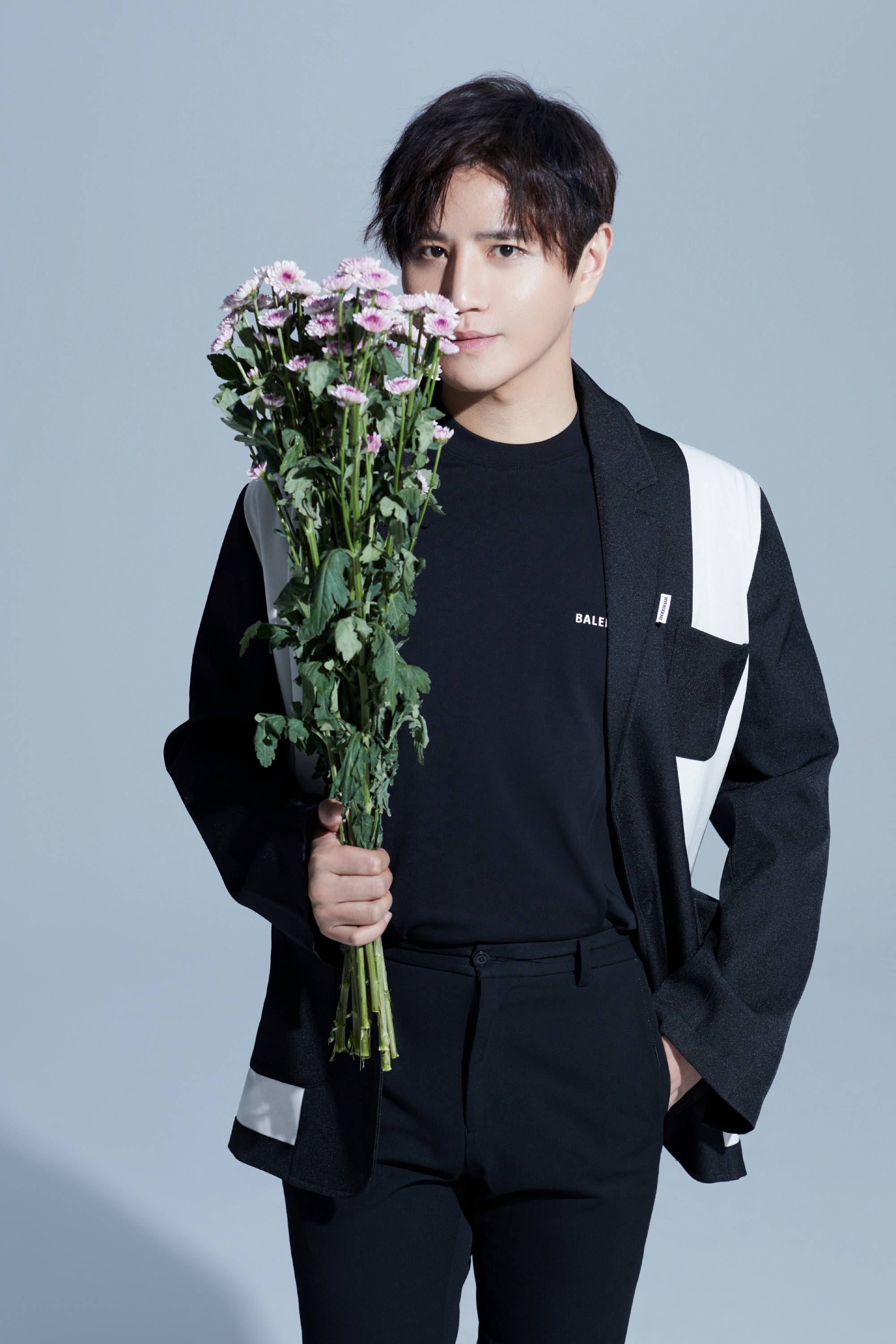 演员杨浩煜最新写真曝光 俊朗暖男与优雅绅士完美切换