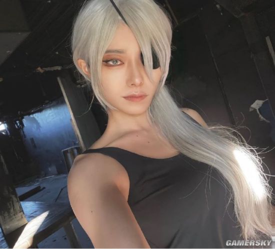 cosplay图赏日本肌肉妹子cos电锯人光熙紧身吊带背心下的好身材