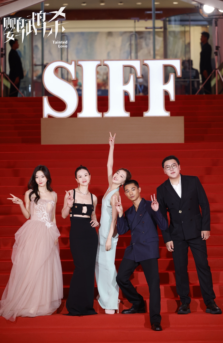 《鹦鹉杀》亮相上海国际电影节红毯 周冬雨领衔剧组尽显有爱“团魂” - 360娱乐,你开心就好
