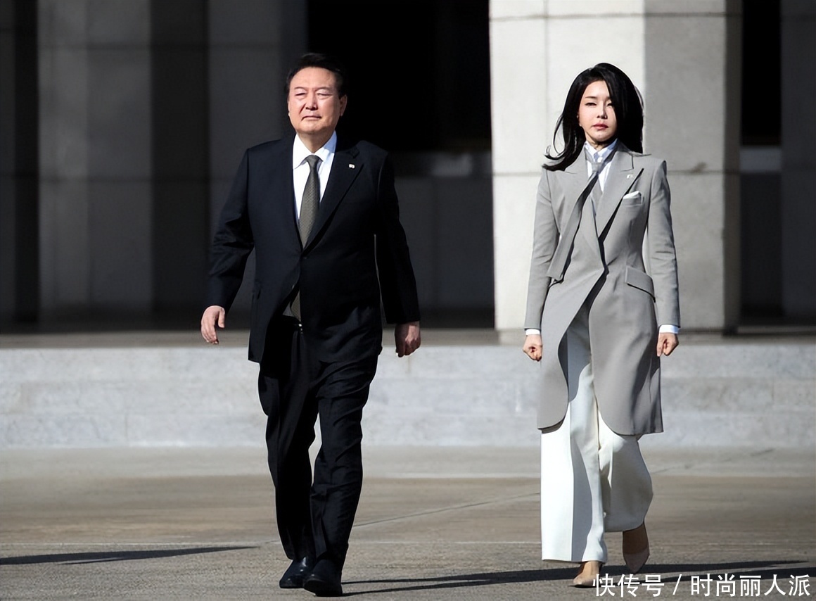 53岁三星长公主惊艳亮相！小黑裙配金手表超有气质，比金建希还美 - 360娱乐，你开心就好