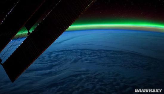 俄宇航员太空拍下北极光银河系如同漂浮在地平线上
