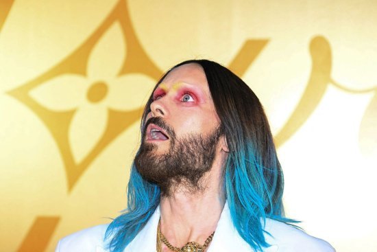 行走的活体艺术莱托少爷亮相时装周看秀