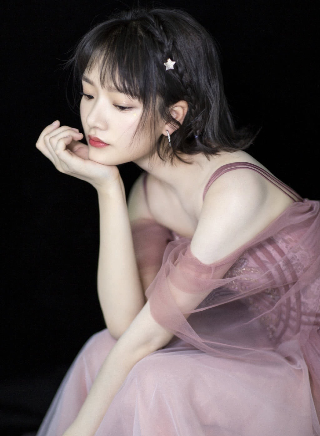 还记得《悲伤逆流成河》易遥么?当初嫌她丑,换上古装后超美