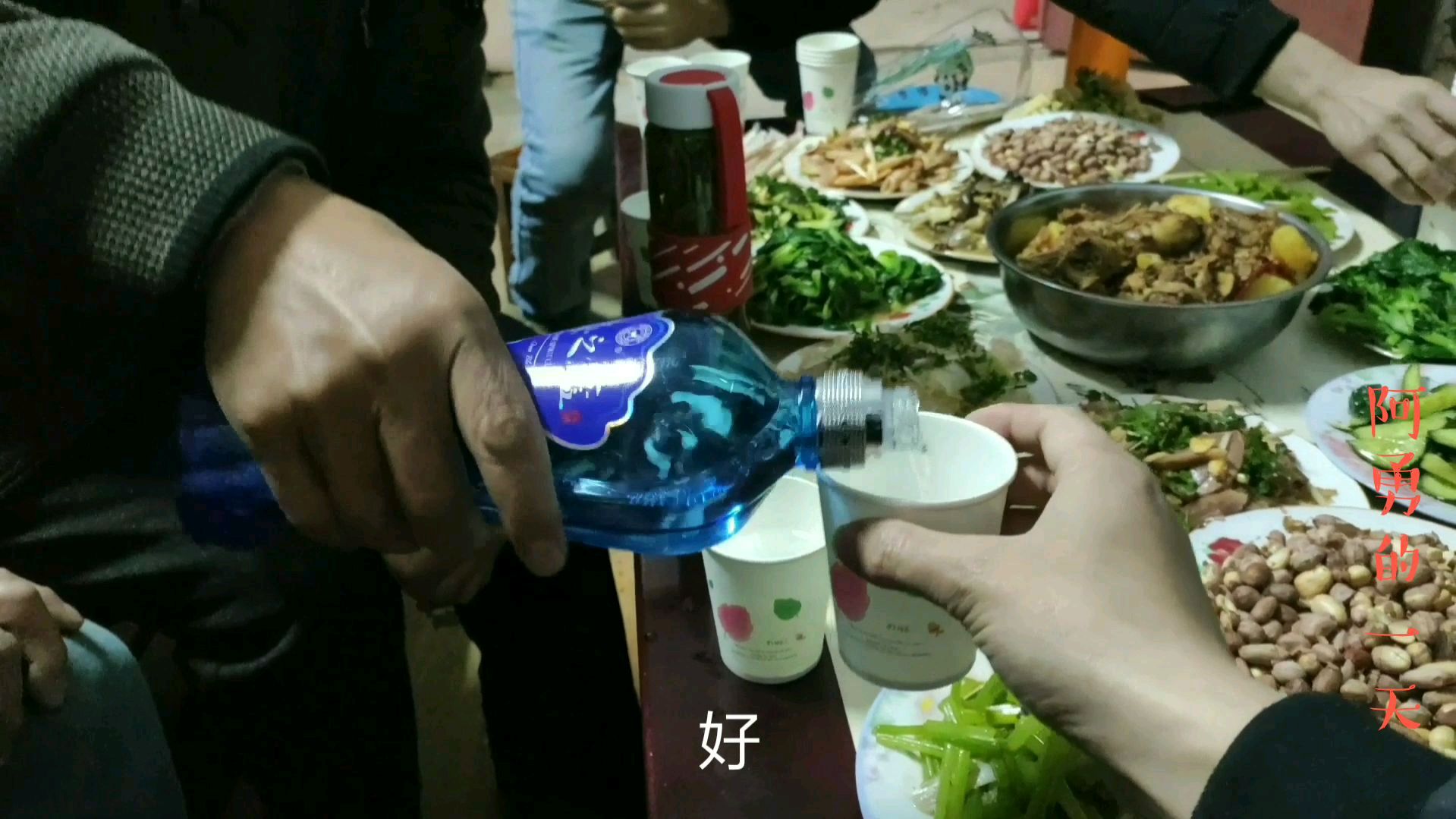 河南人喝酒划拳場面,滿桌子的硬菜,豫東漢子喝酒豪爽