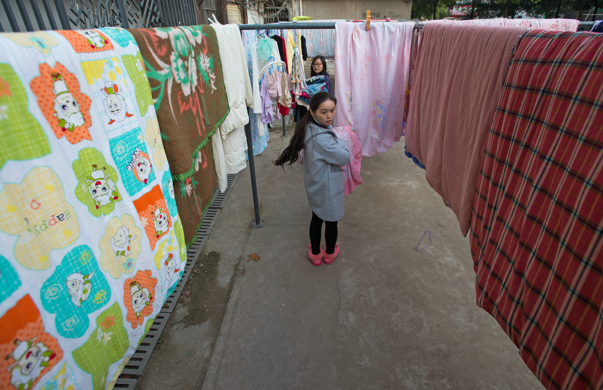 武汉久阴逢晴 女生宿舍晒被子场面壮观