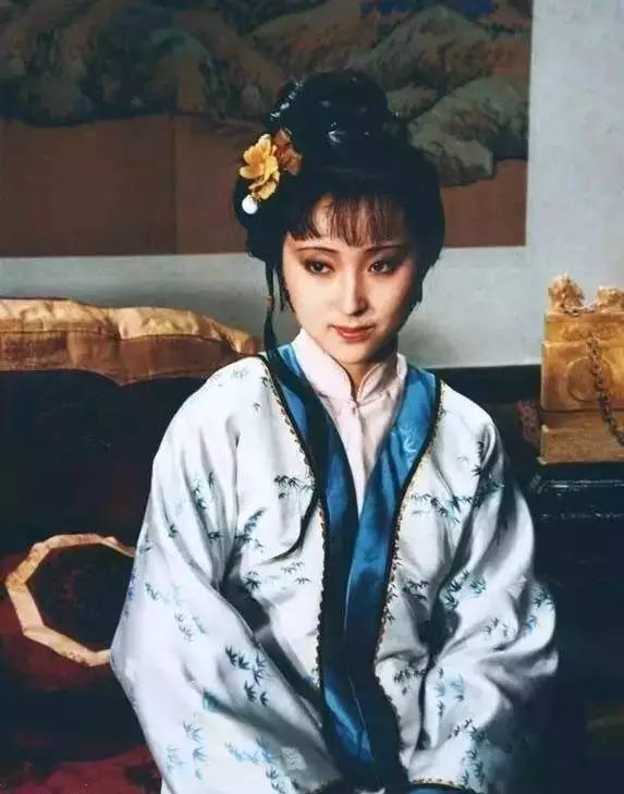 而剧中除了精湛的演技,就是"林黛玉"的身姿,身姿苗条,弱柳扶风,见之忘