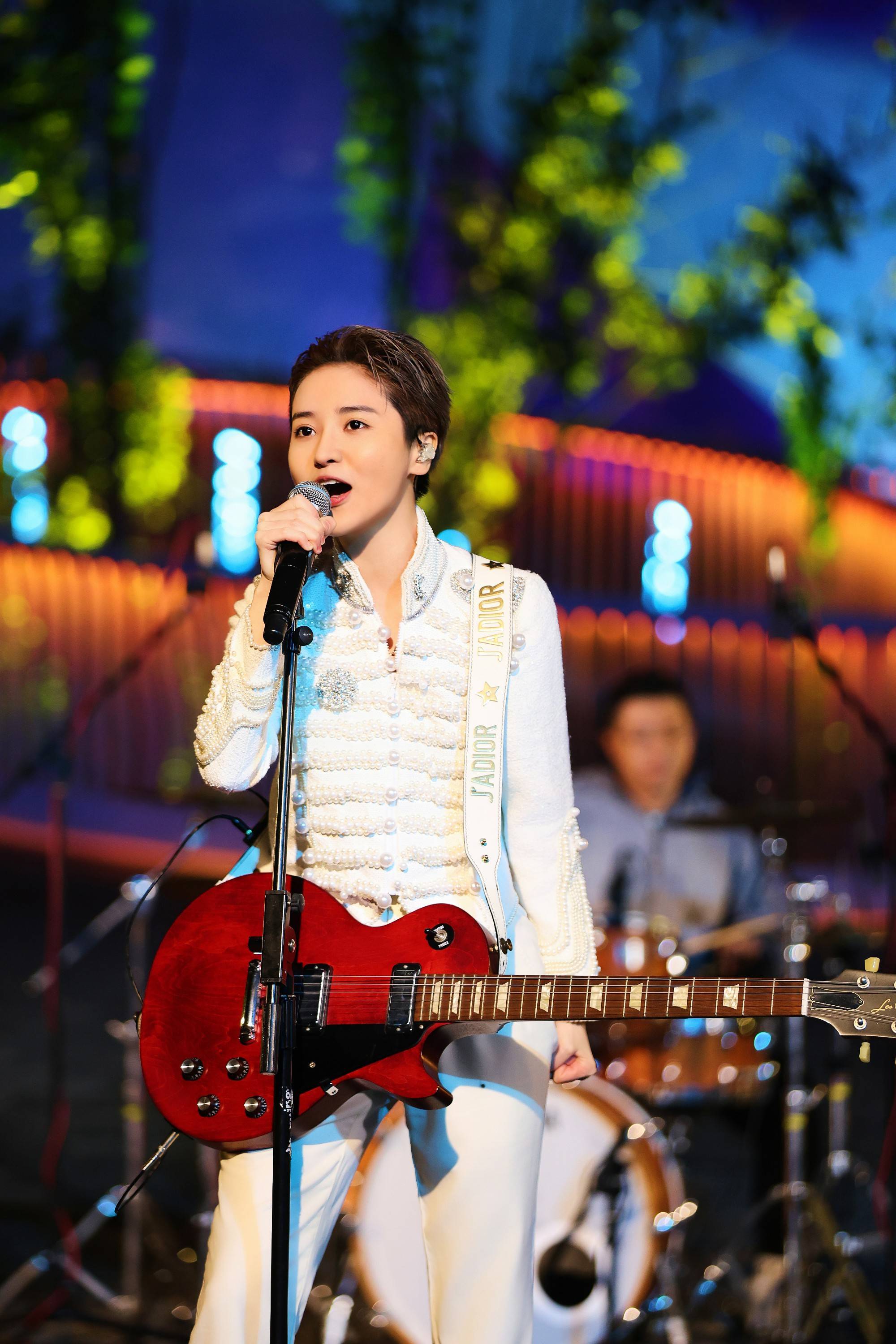 蒋一侨亮相央视2023重阳特别节目 摇滚演绎《远走高飞》获观众称赞 - 360娱乐,你开心就好