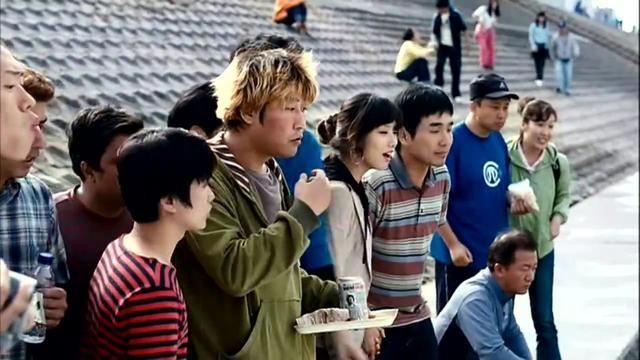 一群人在江边围观一只不明生物,等它上来,跑已来不及了!