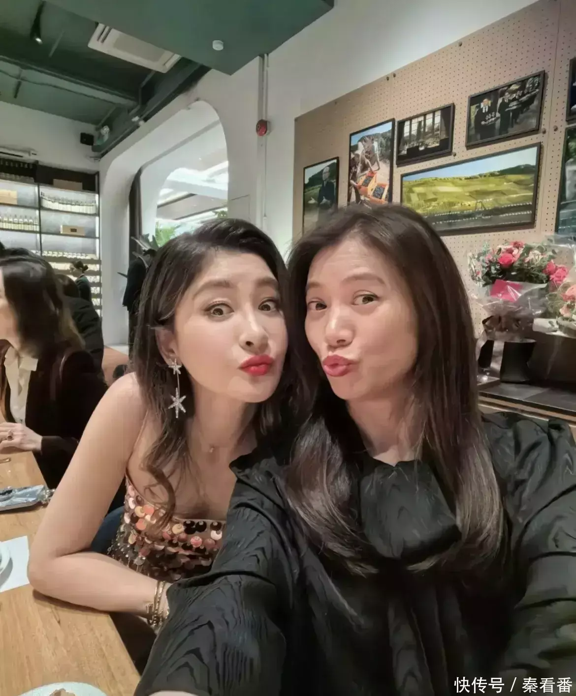 袁咏仪和朋友一起过520化淡妆出镜气质好张智霖皱纹好多