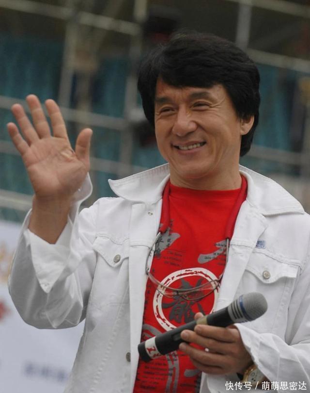 一次慈善晚会上，成龙发起捐款倡议，一位大佬打断他问你穿的外套 - 360娱乐，你开心就好