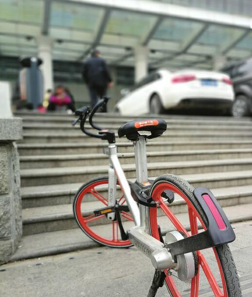 分享至好友和朋友圈 随着公共自行车"小绿"的登场,济南单车市场已进入