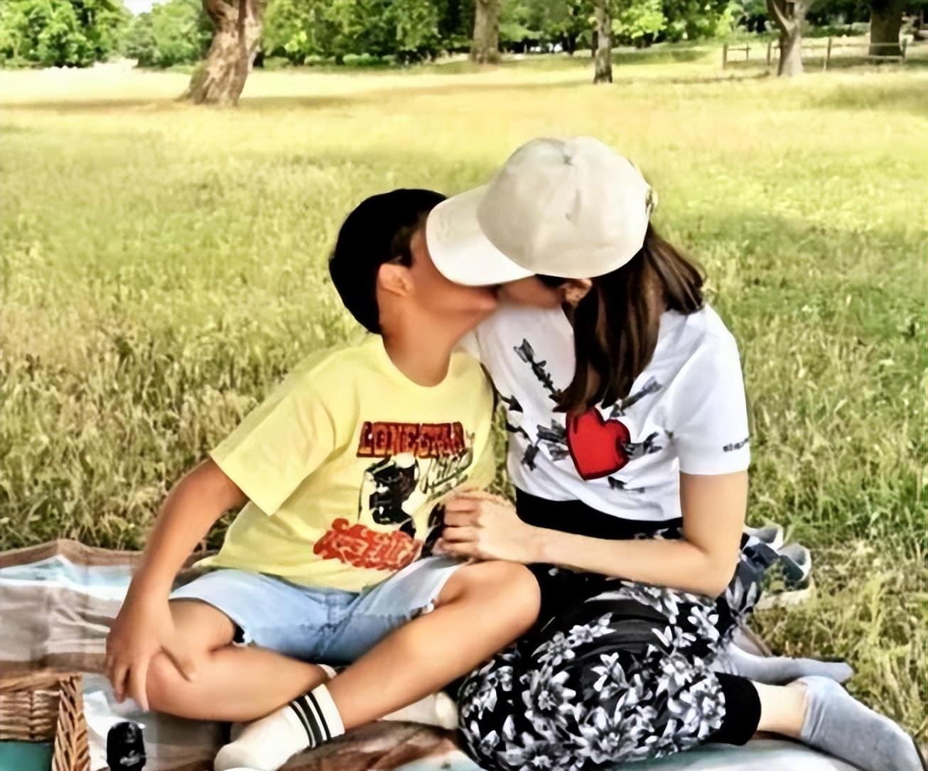 嘴对嘴亲吻,当众强吻30岁女儿,没边界感的明星父母有多离谱?