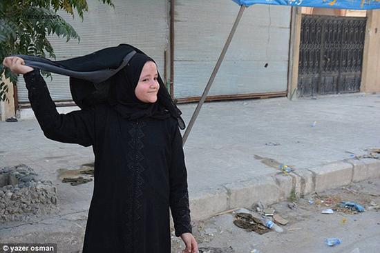 【组图】反is武装解放叙利亚重镇 当地人焚烧头巾庆祝