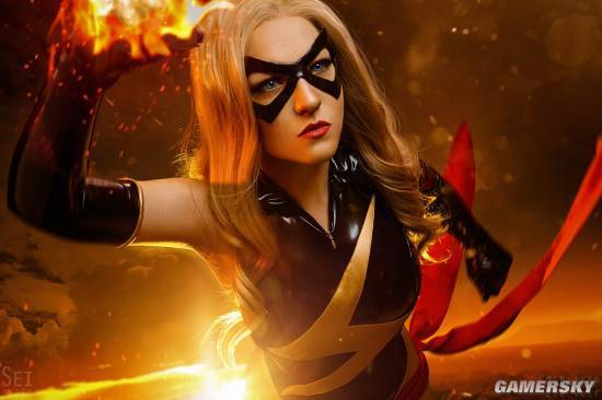 俄罗斯美女cos惊奇女士 乳胶衣制服身材凹凸有致