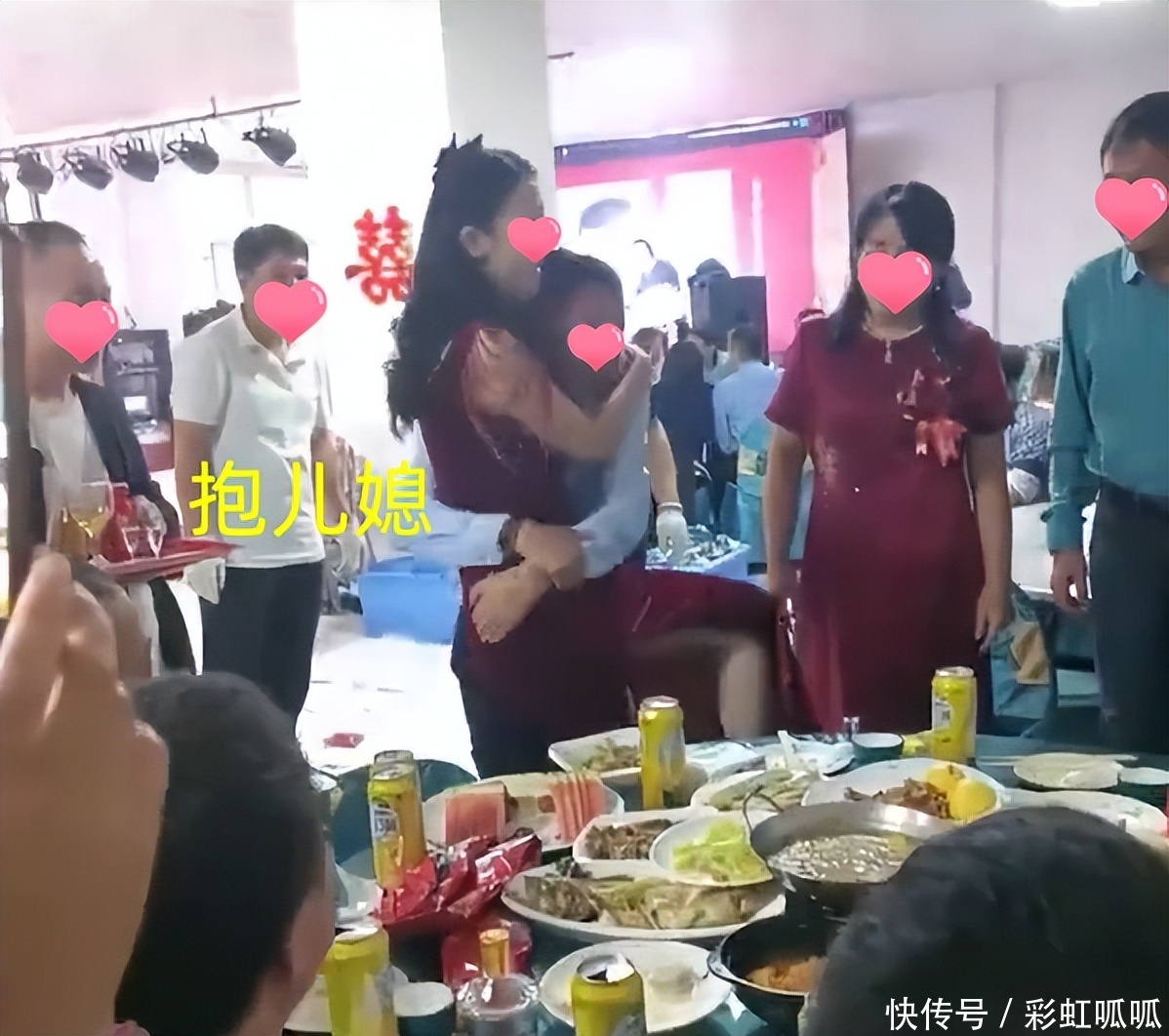 婚礼现场,公公当众公主抱儿媳引争议,宾客在一旁夸赞:老当益壮 - 360娱乐,你开心就好
