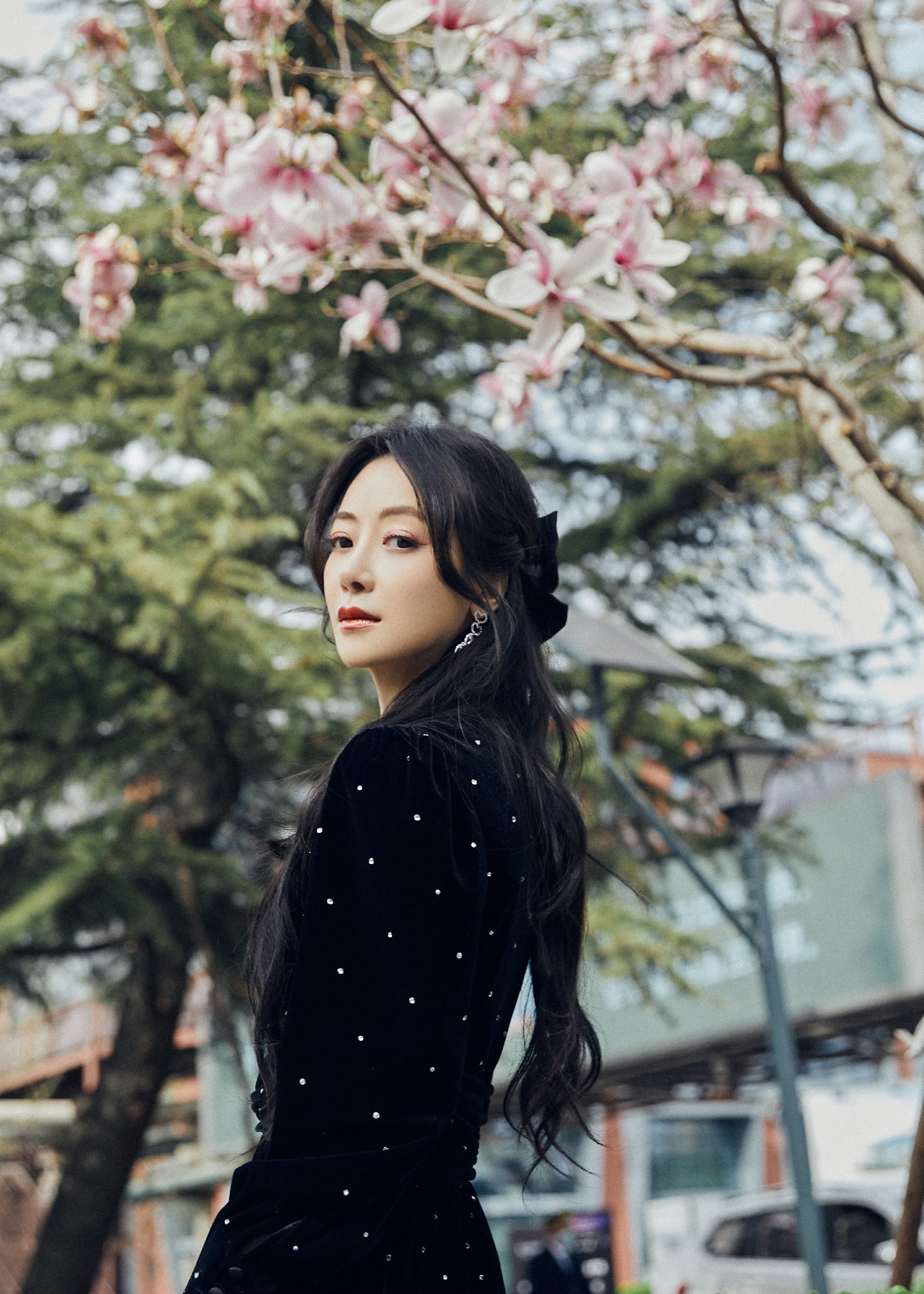 迪士尼在逃女王陈紫函出席时装周冻龄脸被赞仙女下凡