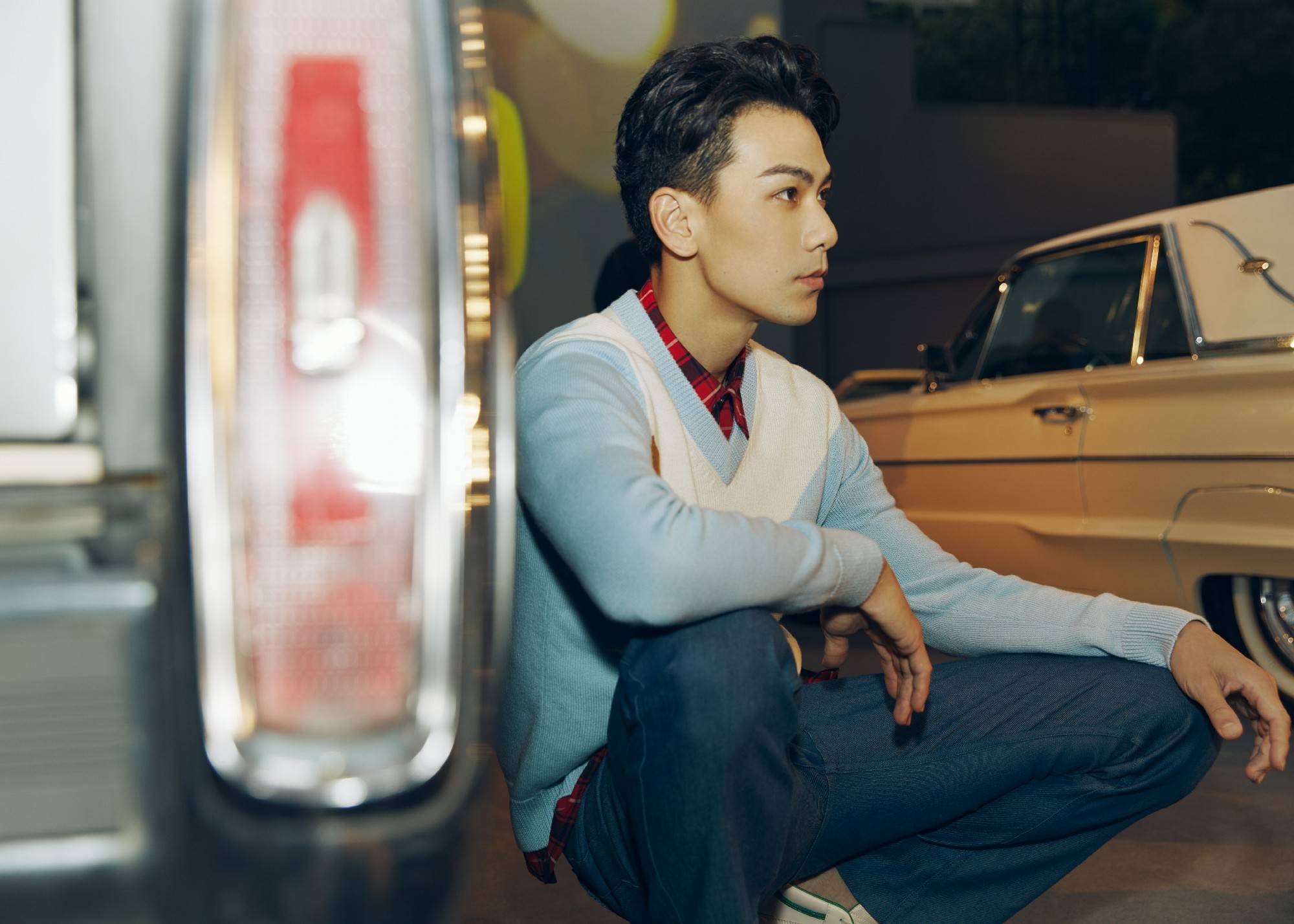 戴向宇出席coach秋冬系列大秀学院派穿搭彰显冻龄神颜