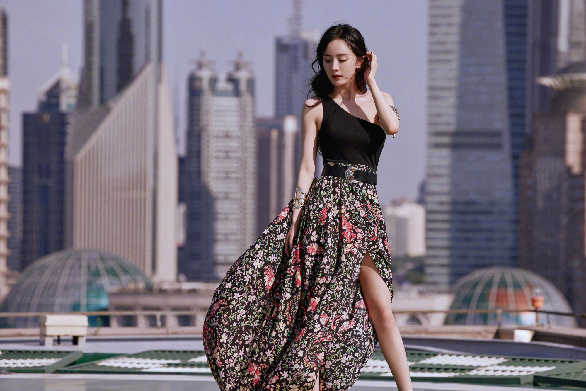 杨幂穿高开叉拼接礼服秀美腿 卷发搭配金色臂环优雅时髦 -- 眼界,放眼