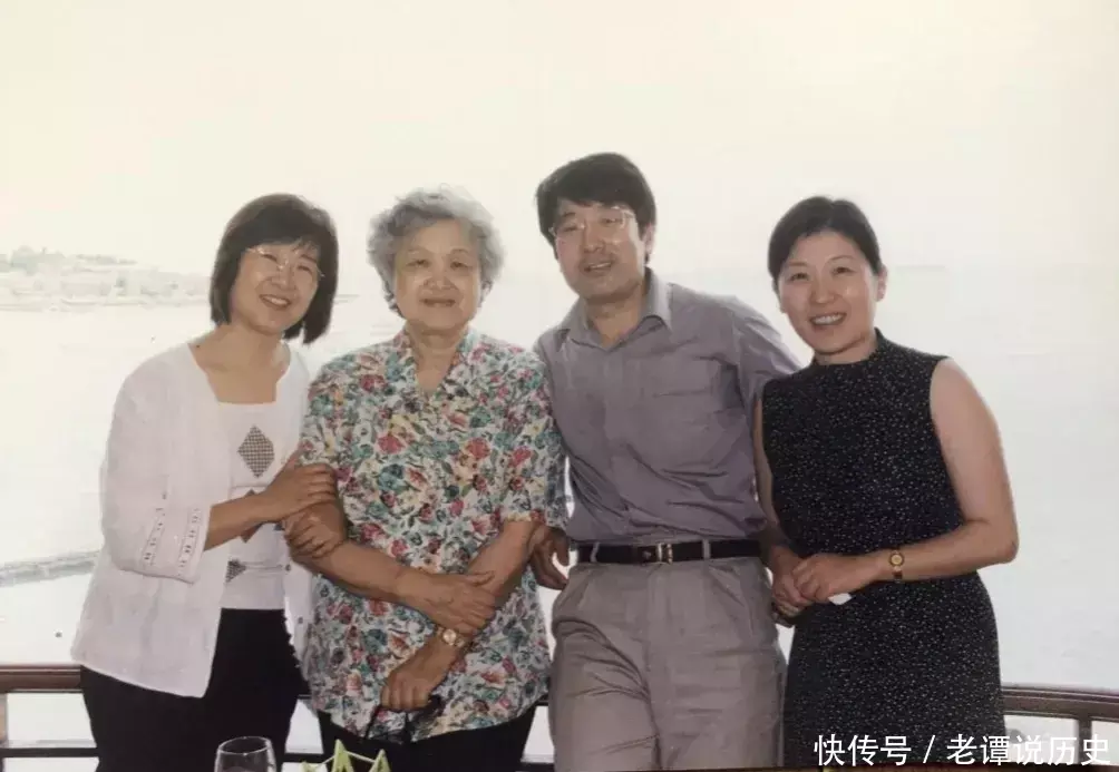 2004年，章含之晚年生活照，吃火锅，外出游玩，两段婚姻皆坎坷 - 360娱乐，你开心就好