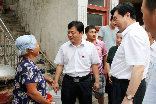 局长陈汪利与夏县县长樊双全向贫困户家中了解家庭和身体情况