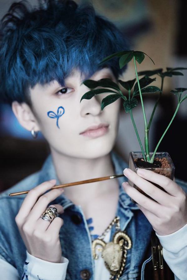 绵羊音曾轶可越来越帅了:近照攻气十足,胸前纹身引人注目