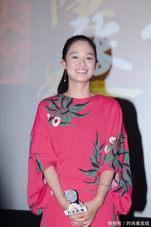 周韵真是“气质”尤物,穿玫红色裙优雅贵气,难怪能让姜文折服 - 360娱乐,你开心就好