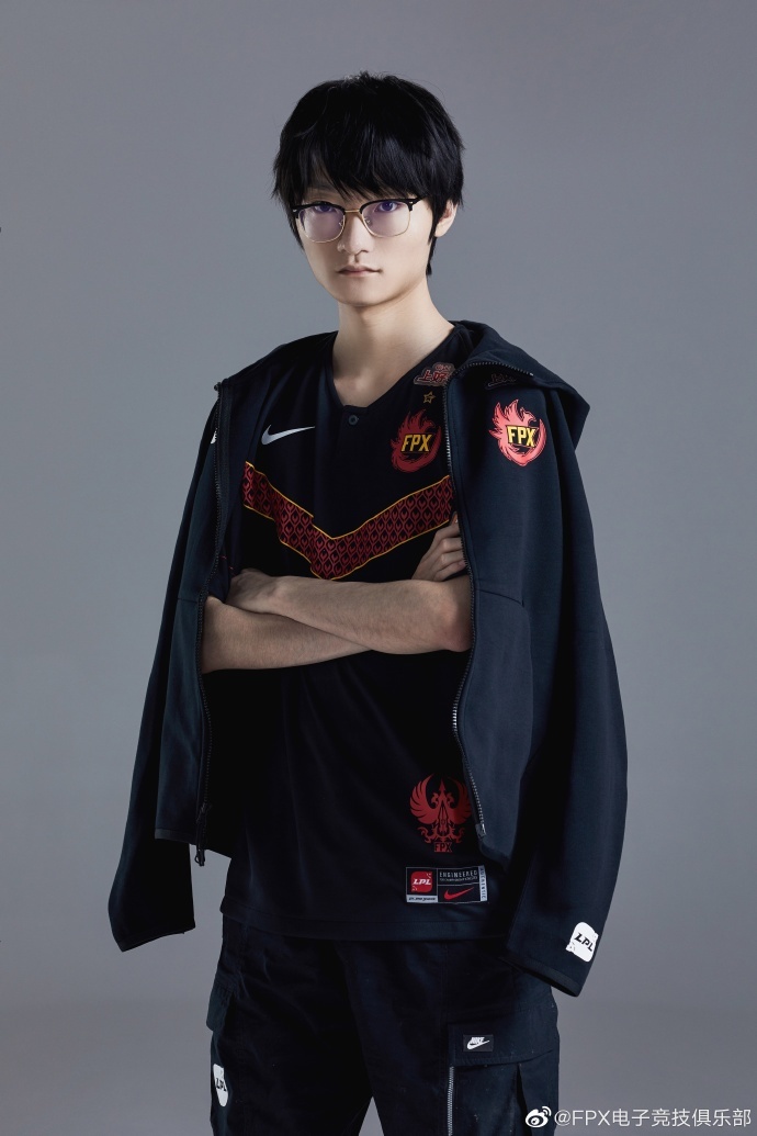 fpx帅气定妆照第二弹:金贡化身歌神 doinb带宠物出镜