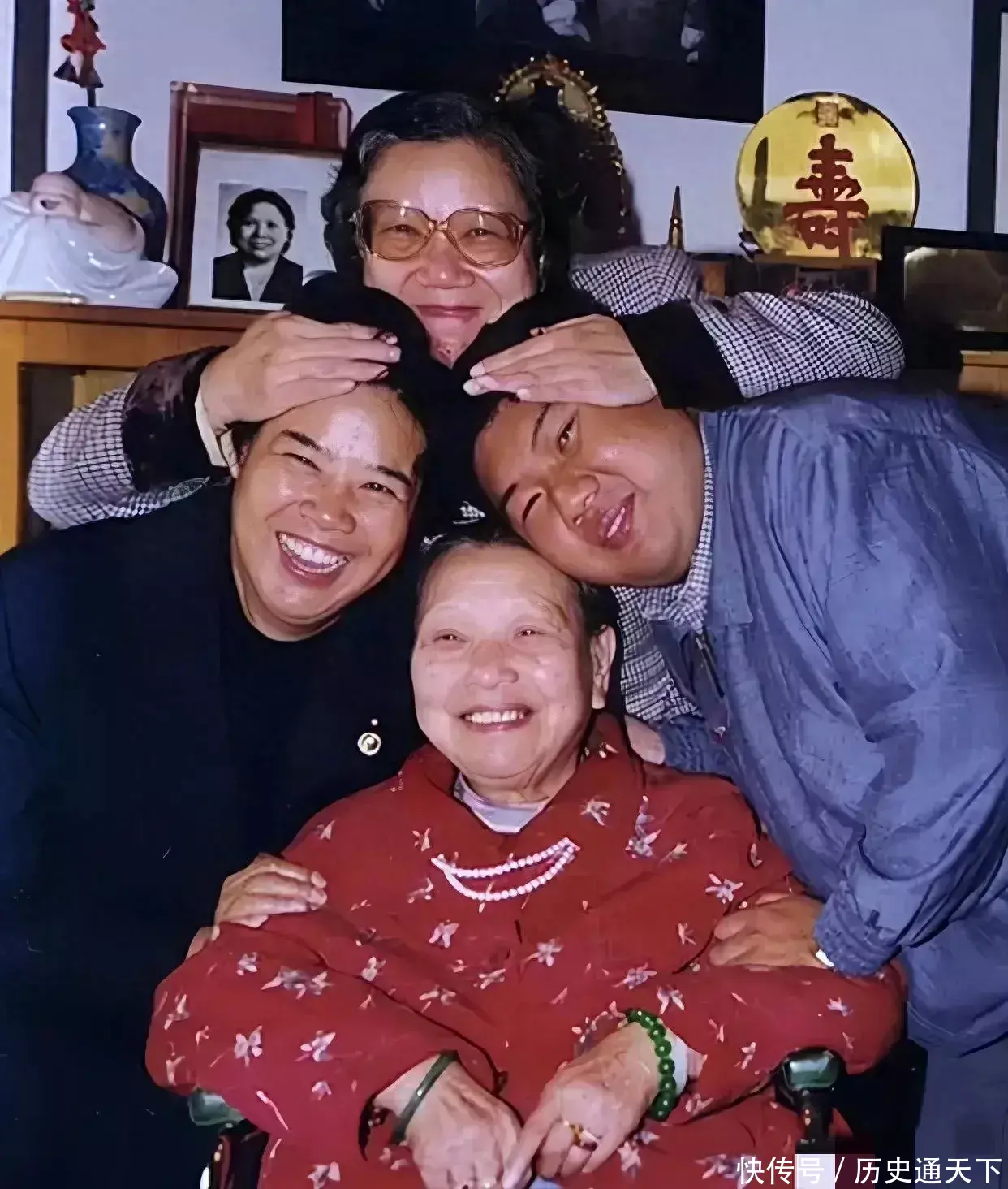 90年代,邵华和母亲张文秋,姐姐刘思齐,儿子新宇,一张珍贵合影 - 360娱乐,你开心就好