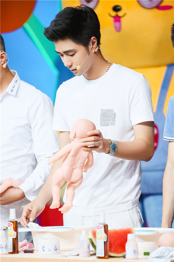 《小儿大健康》袁成杰防蚊有妙招 并上演宝宝中暑急救