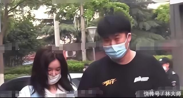 周浩回应求婚事件后,阚清子晒现场照官宣,五角星钻戒价值几百万 - 360娱乐,你开心就好
