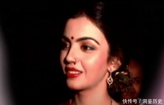 印度美人妮塔：22岁舞姿出众嫁入豪门，受宠35年，鼻环上挂满钻石 - 360娱乐，你开心就好