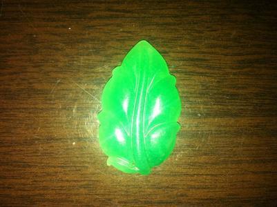 一快墨绿色带金色整齐纹路的光滑石头是什么石头