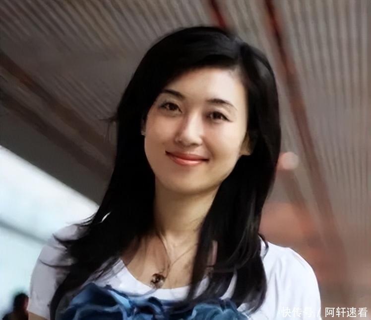 央视美女主持人李红:14岁辍学，18岁差点嫁人，今46岁风采依旧 - 360娱乐，你开心就好