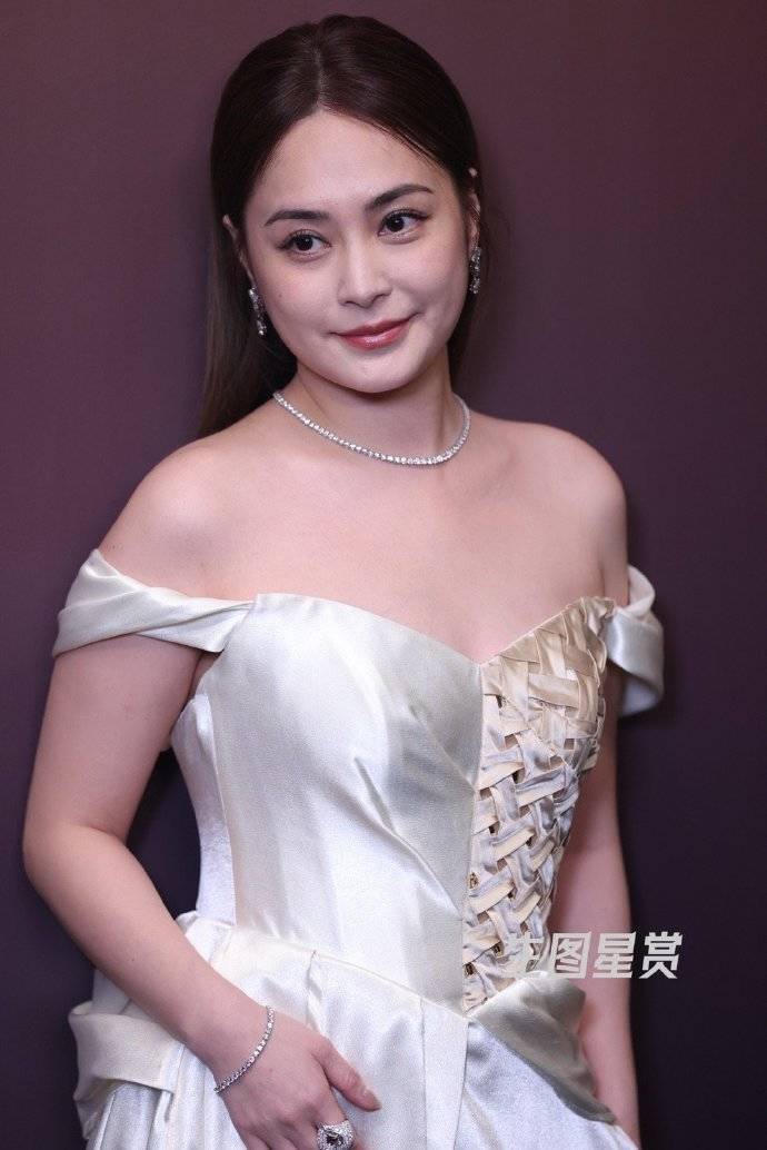 钟欣潼08年记者会白裙憔悴道歉！“很傻很天真”成全网笑柄，玉女形象一夜崩塌 - 360娱乐，你开心就好