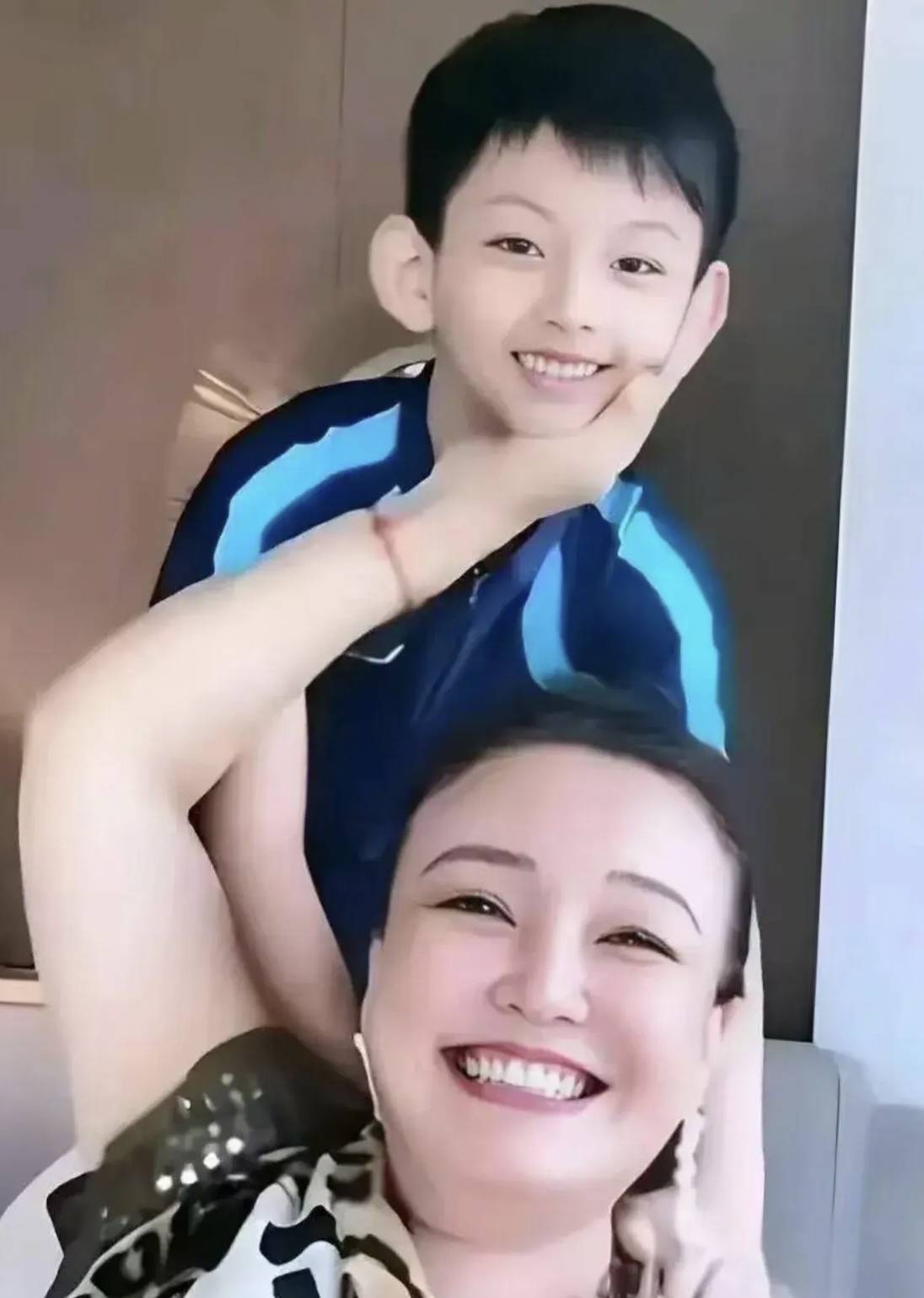 张兰台北之行泪崩：孙子怕她“像妈妈一样睡过去”，网友：大人的战争该停了 - 360娱乐，你开心就好