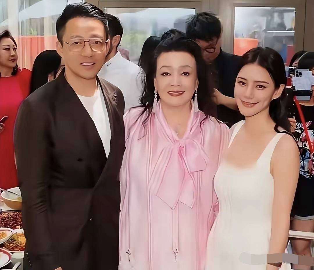 68岁张兰生日无人陪！亲儿子陪新欢过，直播间强撑的样子太扎心 - 360娱乐，你开心就好