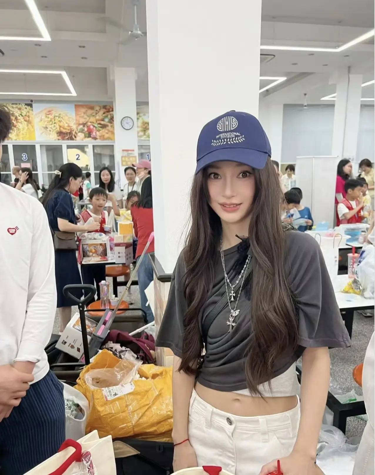 35岁杨颖近况曝光!脱下红毯礼服当义工,校园里的她比大片还真实 - 360娱乐,你开心就好