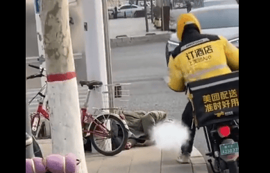 外卖小哥救醒醉酒路人后大哭