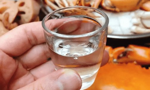 男子醉酒被送到酒店后去世