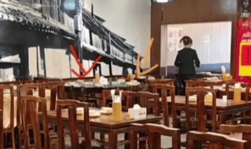 2岁男童在饭店茶杯中小便