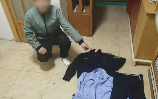 装警察调解纠纷后偷偷报警