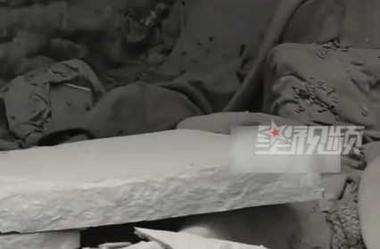 飞无人机时在崖洞中发现干尸