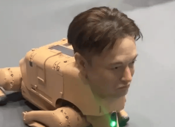 艺术展现名人款人头机器狗