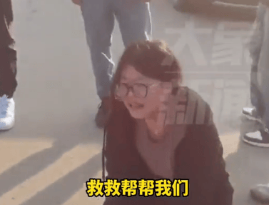 湖大失联女生妈妈跪在湖边哭